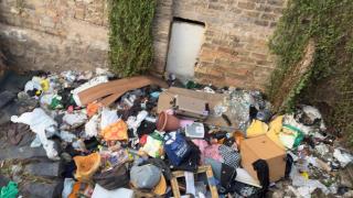 Solar abandonado lleno de basura en el barrio de Provençals de Poblenou