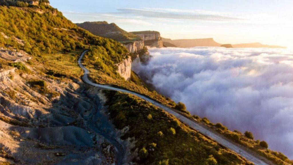 Pueblo catalán medieval con una cascada fantasma