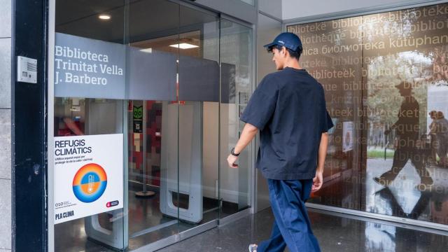 Joven entrando en un refugio climático de Barcelona en el barrio de Trinitat Vella de Barcelona