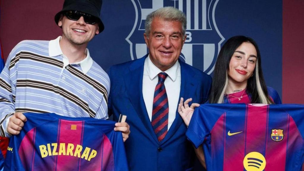 Bizarrap y Nicki Nicole, con Joan Laporta durante el Trofeo Joan Gamper