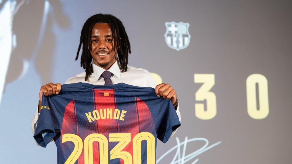 Jules Koundé posa en el acto de renovación con el Barça hasta 2030