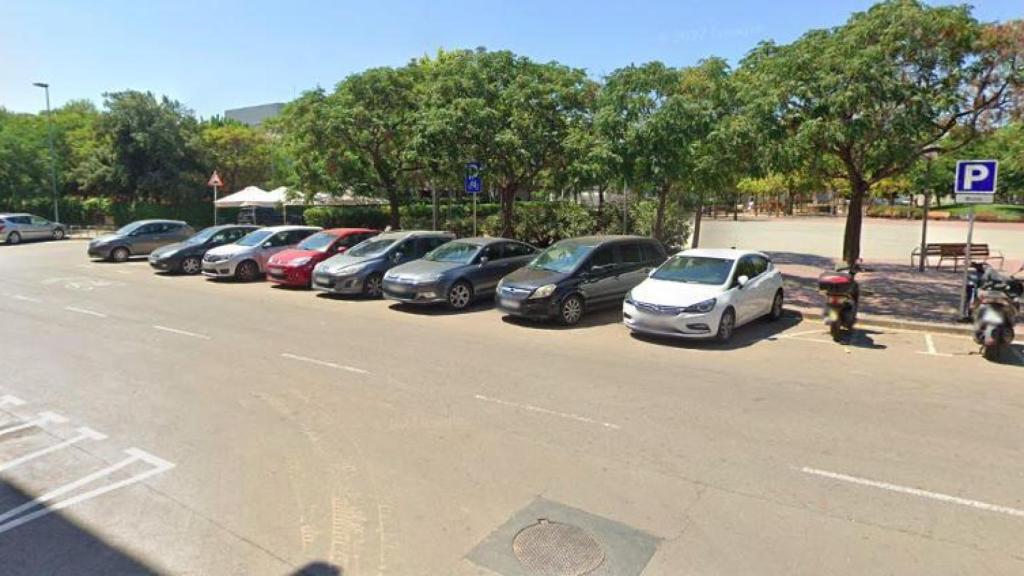 Zona de aparcamientos en la calle Serra del Cadí en El Prat de Llobregat