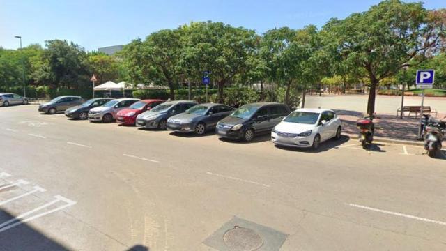 Zona de aparcamientos en la calle Serra del Cadí en El Prat de Llobregat