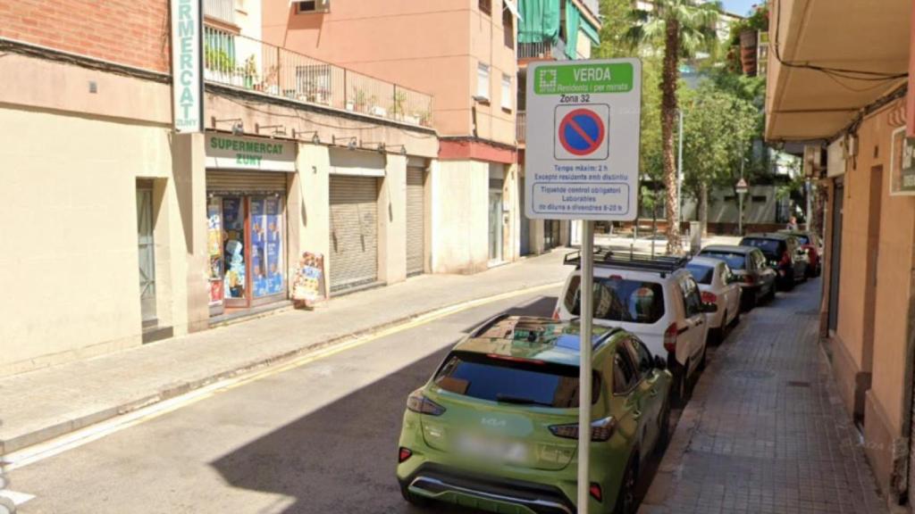 Vehículos estacionados en la calle de Emili Roca