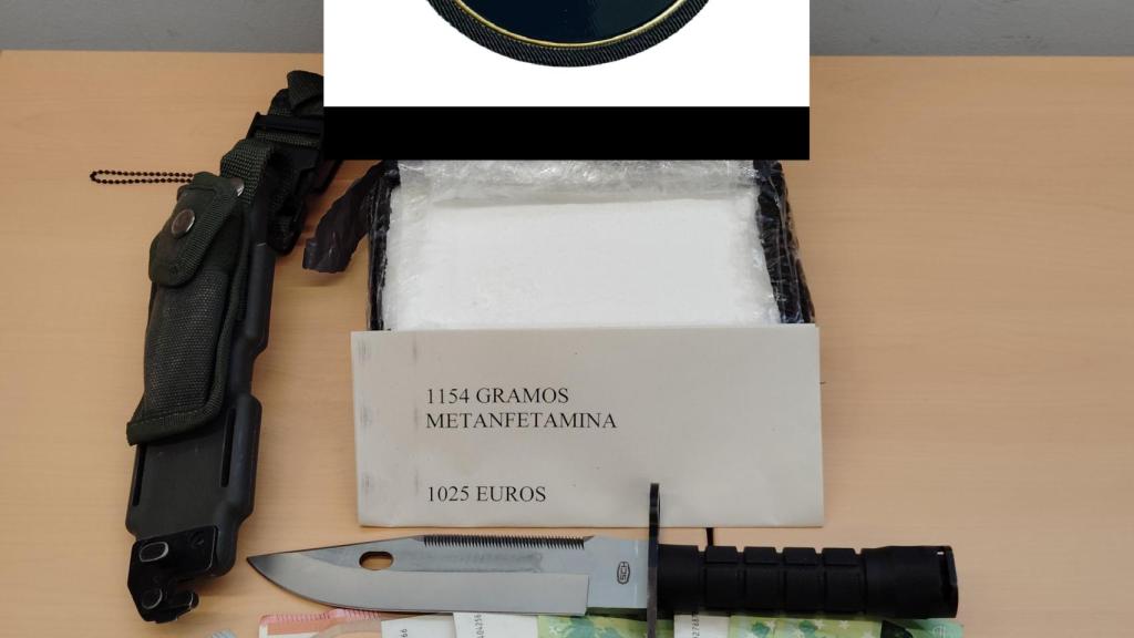 Machetes, diners i drogues que els agents de la Policía Nacional van trobar a la maleta del detingut