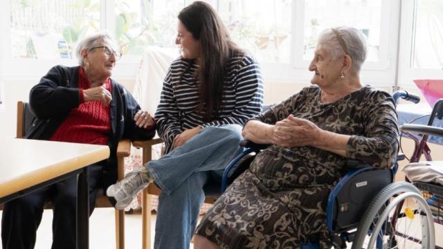 Mayores en uno de los centros de la Asociación Vecinal de Les Saleses