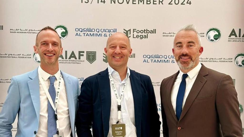 Sébastien Ledure (medio) en un congreso en Arabia Saudí representando a Cresta