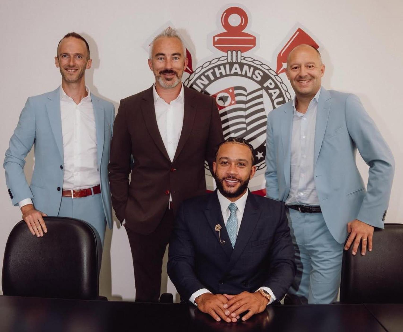 Sébastien Ledure (derecha) en la firma de contrato de Memphis Depay con el Corinthians