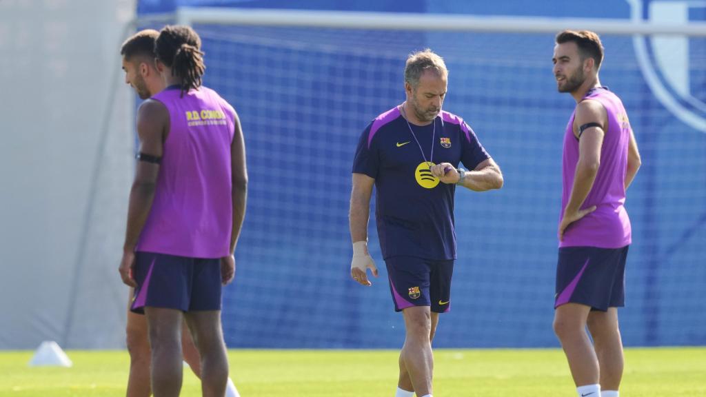Hansi Flick mira el reloj durante el entrenamiento del Barça previo al partido contra el Levante
