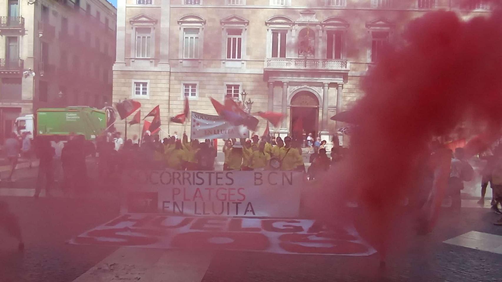 Manifestación de los socorristas frente al Ayuntamiento de Barcelona