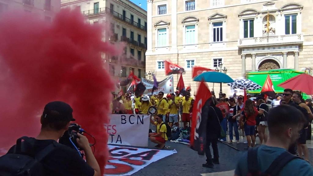 Manifestació de socorristes davant l'ajuntament de Barcelona