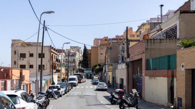Cableado aéreo y postes en Barcelona