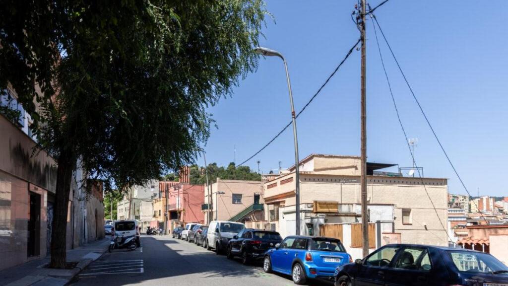 Cables aéreos en una calle de Barcelona