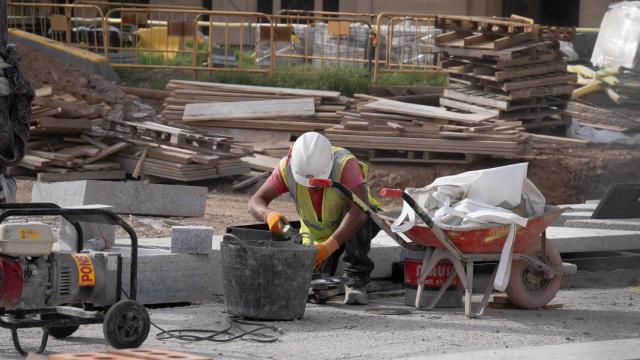 Un obrero trabaja en unas obras de Barcelona