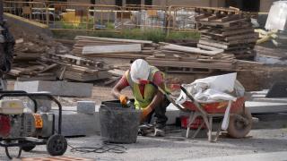 Un obrero durante unos trabajos de reforma en Barcelona