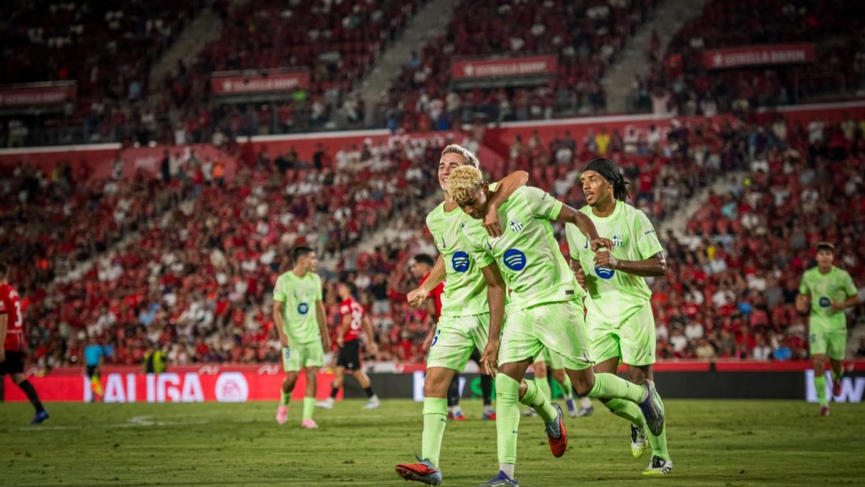 Gavi y Jules Koundé celebran el golazo de Lamine Yamal contra el RCD Mallorca en el estreno de Liga