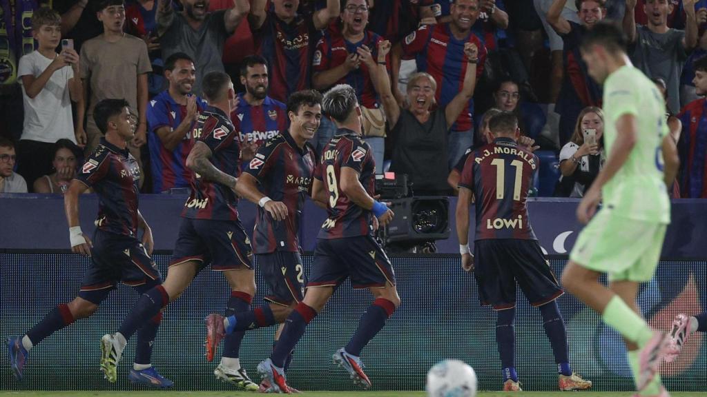 Los futbolistas del Levante celebran un gol al Barcelona