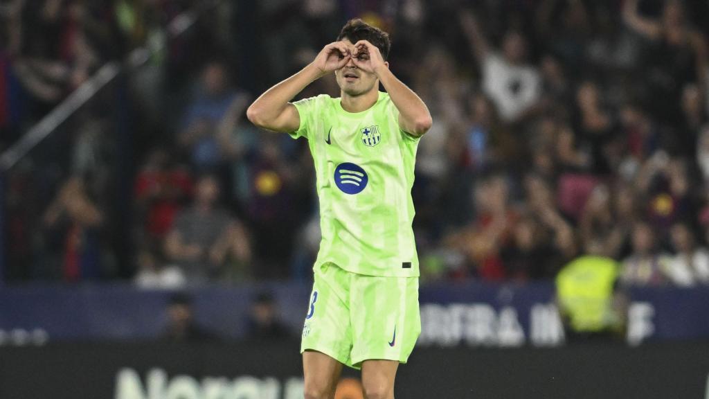 Pedri realiza su clásica celebración, con dedicatoria a su padre ante el Levante