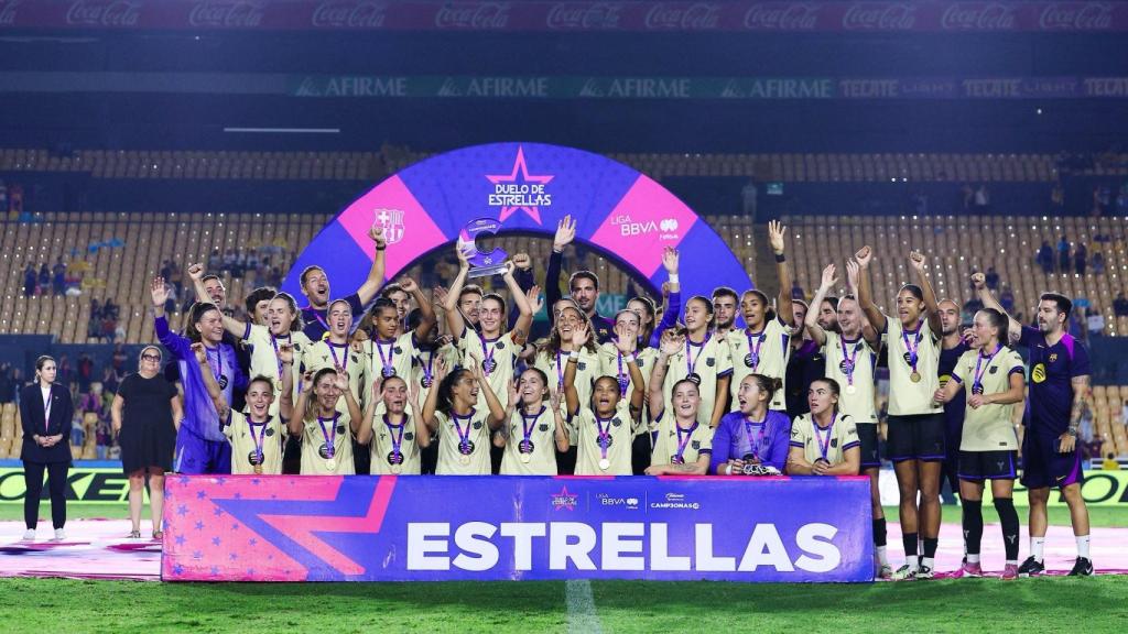 Las jugadoras del Barça Femenino levantan el título de ganadoras del Duelo de Estrellas en Monterrey