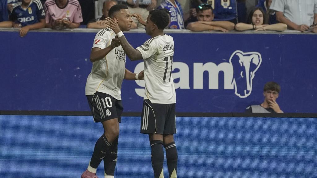 Kylian Mbappé celebra con Rodrygo Goes su primer gol ante el Real Oviedo