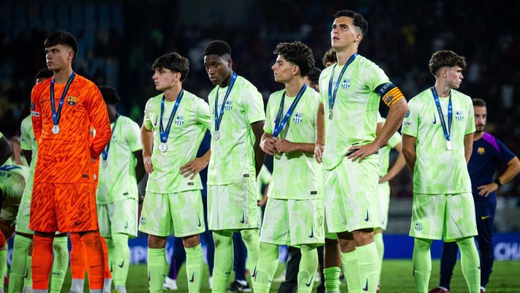Álvaro Cortes se lamenta con el brazalete de capitán y la medalla de plata, tras perder la final de la Copa Intercontinental sub-20 a manos del Flamengo