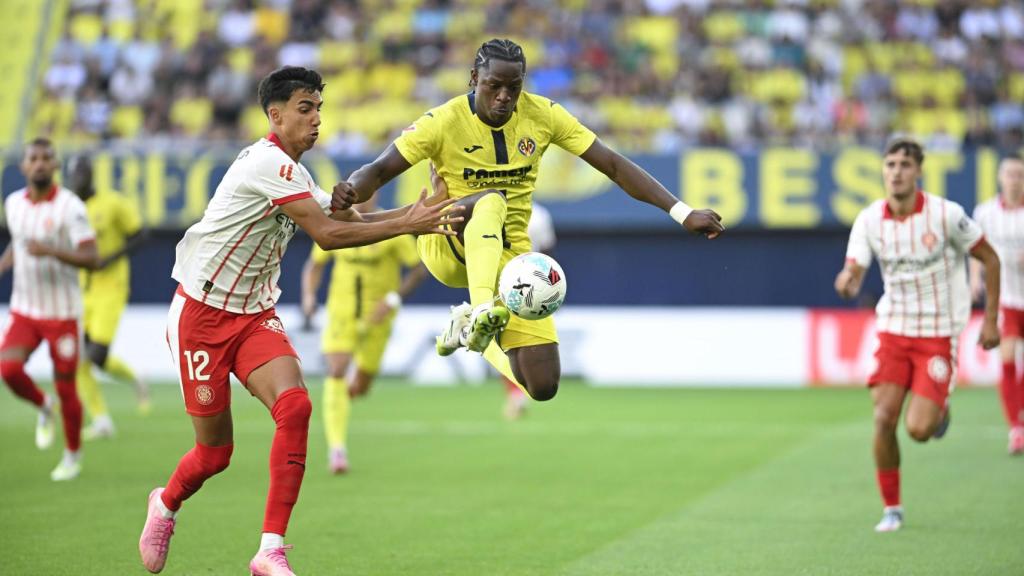 Etta Eyong controla el balón durante el Villarreal-Girona de Liga