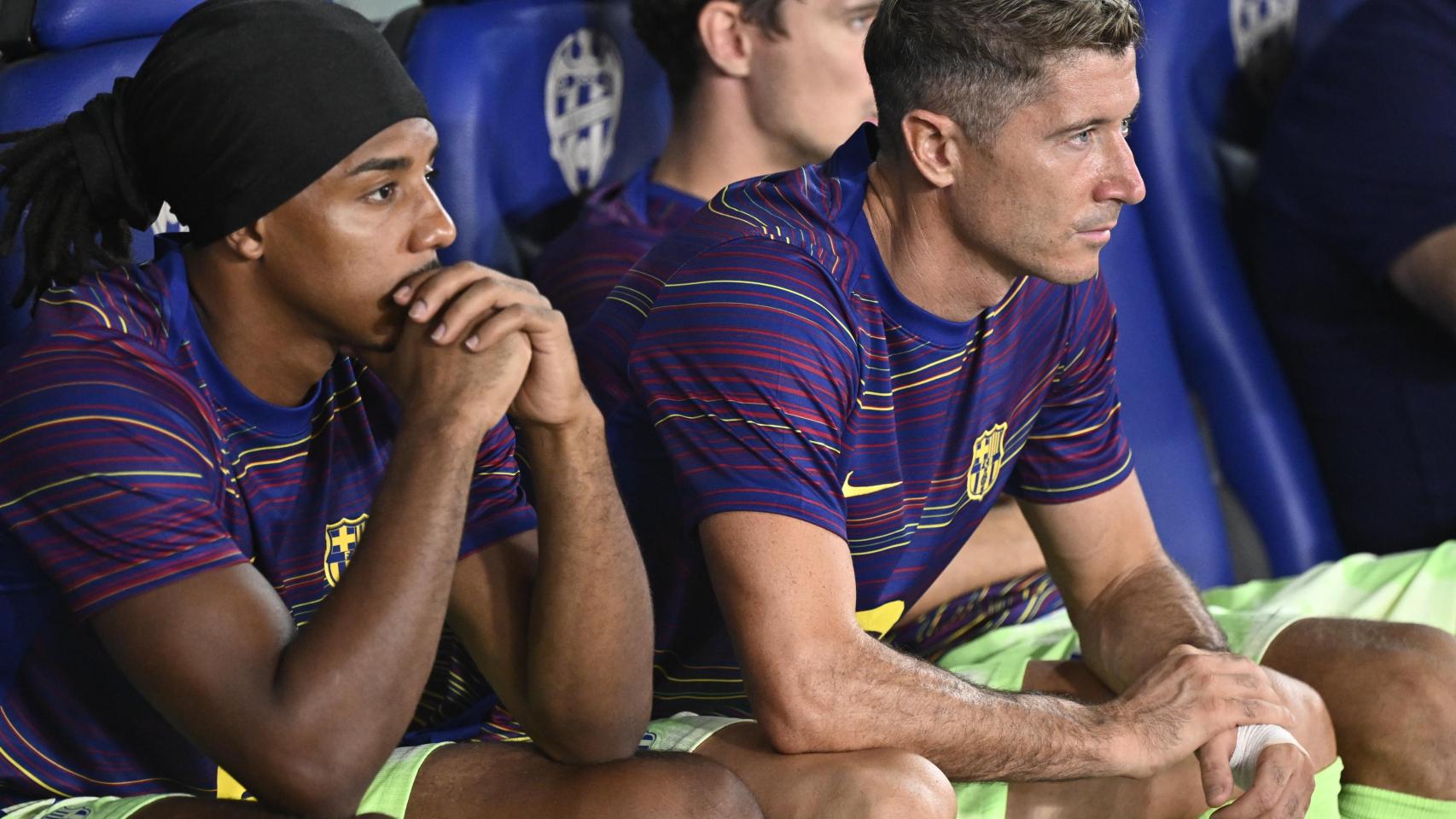 Jules Koundé, Robert Lewandowski y Andreas Christensen, en el banquillo durante el Levante-Barça