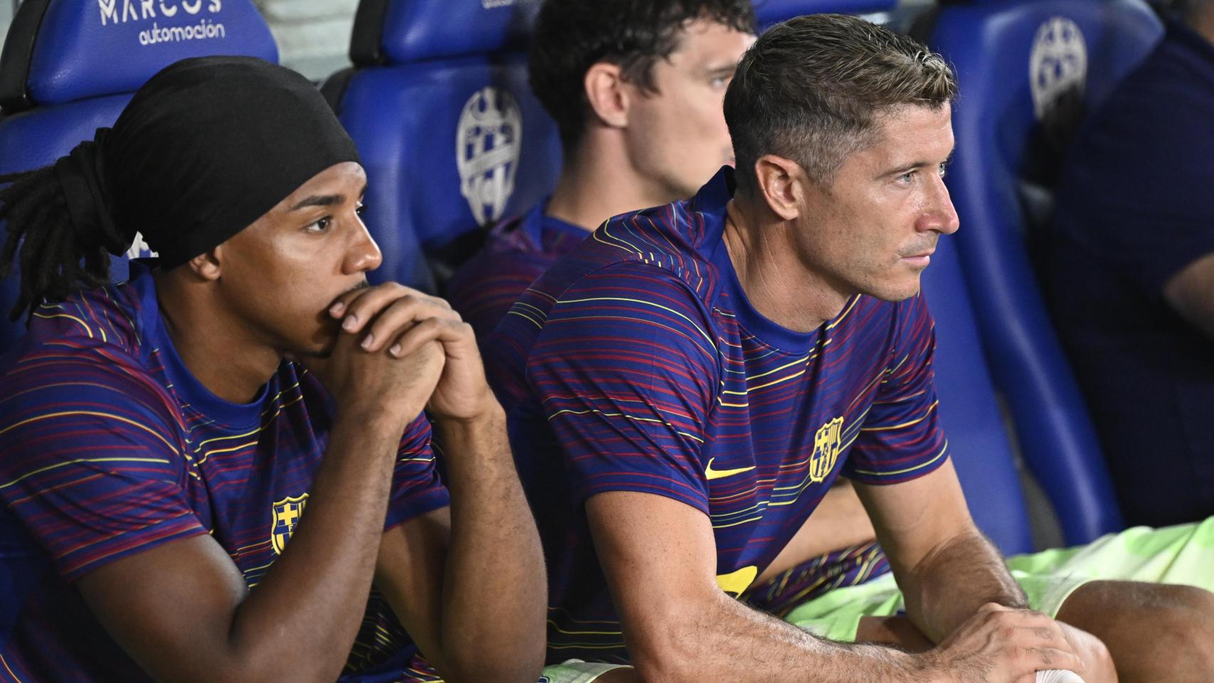 Jules Koundé, Robert Lewandowski y Andreas Christensen, en el banquillo durante el Levante-Barça