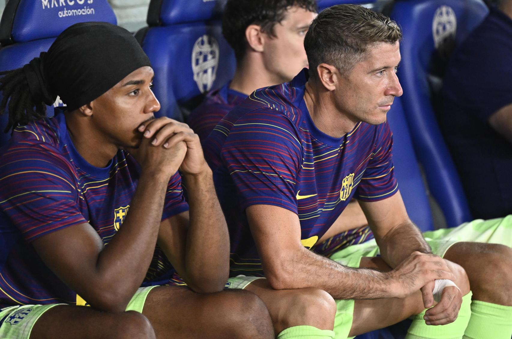 Jules Koundé, Robert Lewandowski y Andreas Christensen, en el banquillo durante el Levante-Barça