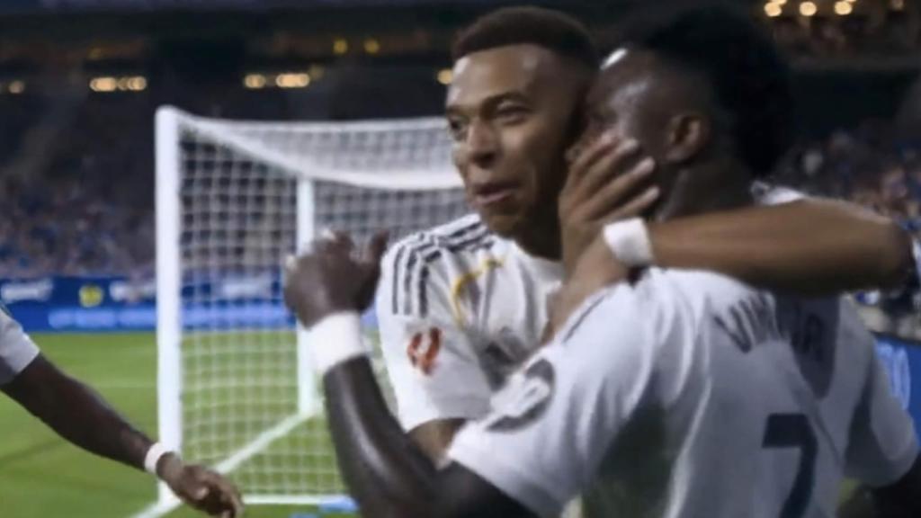 Kylian Mbappé tapa la boca a Vinicius Jr para evitar que vea la segunda tarjeta amarilla contra el Real Oviedo