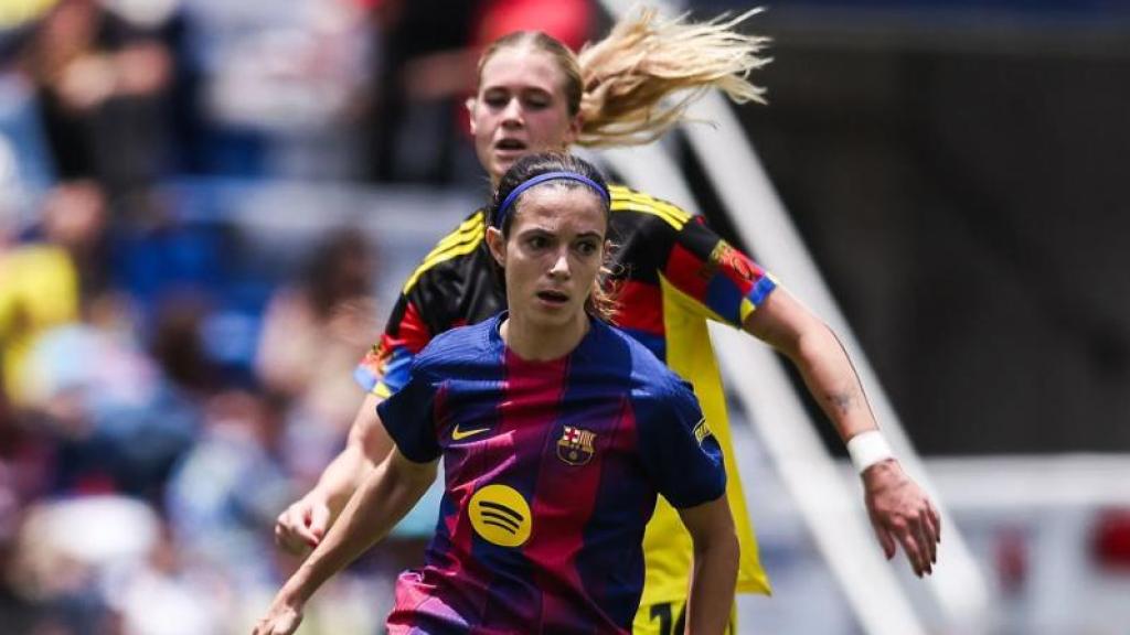 Aitana Bonmatí conduce el balón durante el Club América-Barça Femenino