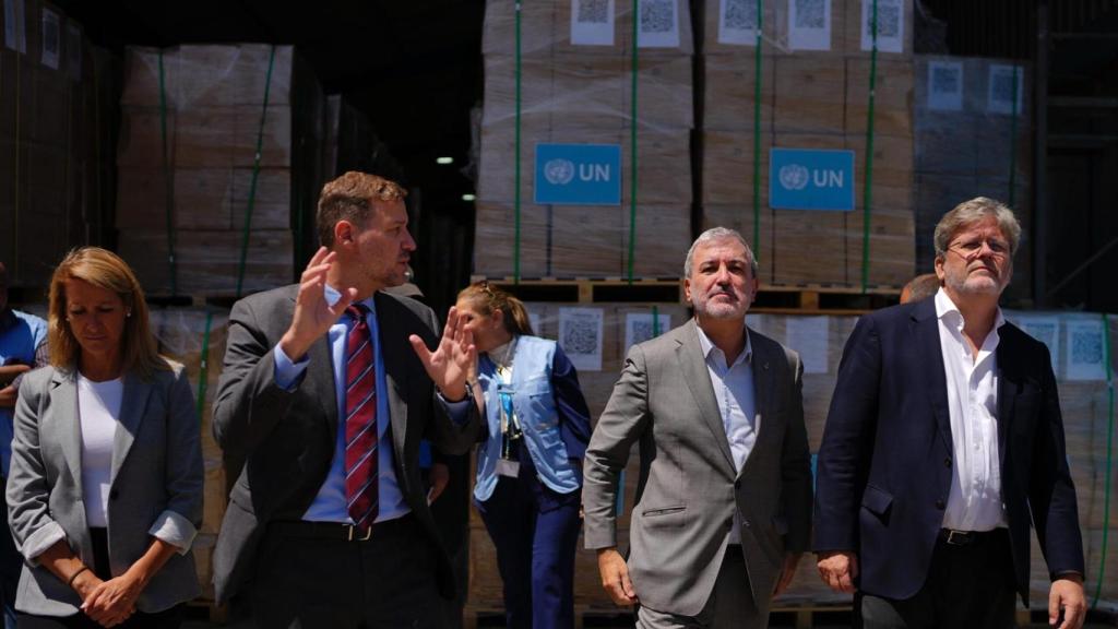 L'alcalde de Barcelona Jaume Collboni i la segona tinenta d'alcaldia de l'Ajuntament Maria Eugènia Gay durant la visita a les instal·lacions que les Nacions Unides tenen a prop d'Ammà. -