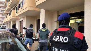 Varios agentes policiales el dispositivo contra el 'top manta' en Roses este lunes