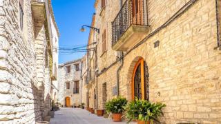 No es Besalú, pero está cerca de X: el pueblo medieval que enamora