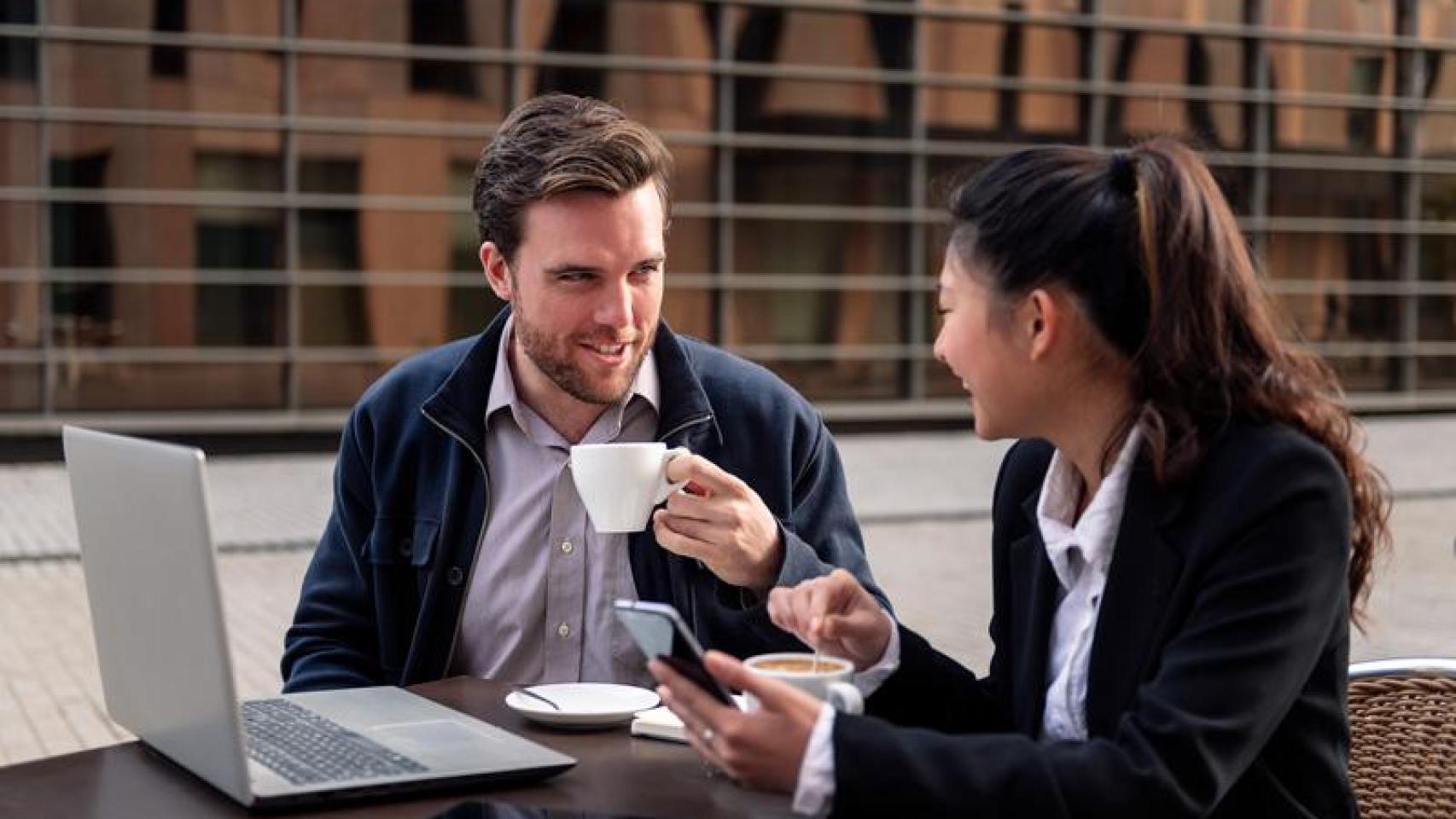 Hombre y mujer toman café durante el descanso del trabajo