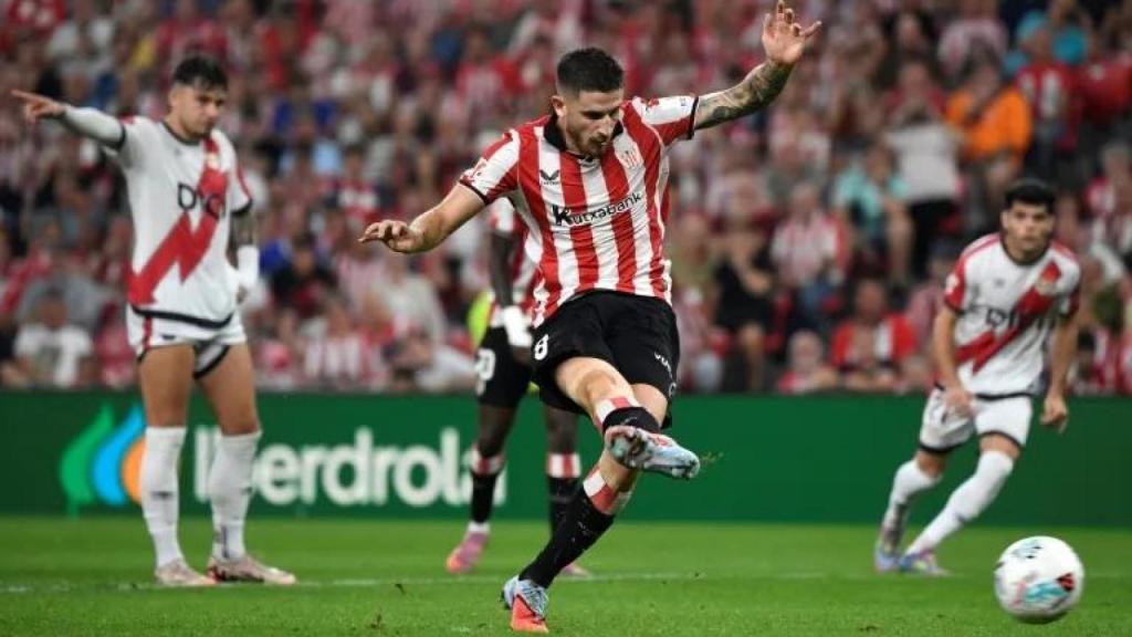 Oihan Sancet chuta un penalti en el Athletic-Rayo