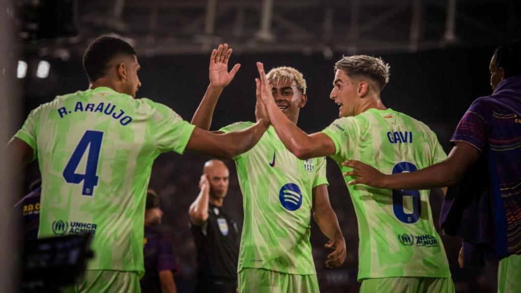 Ronald Araujo, Lamine Yamal y Gavi se felicitan por un gol del Barça contra el Levante