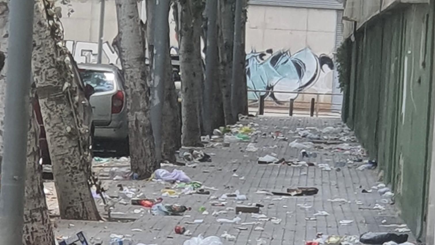 Indignación vecinal por la basura y el abandono de una calle de La Mina ...