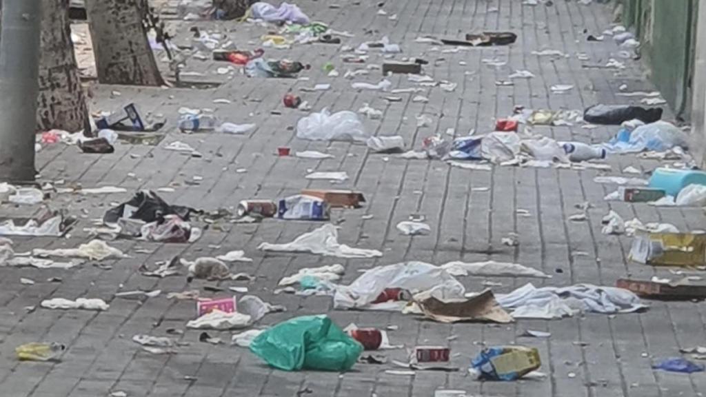 Basura acumulada en la calle Estrelles de La Mina