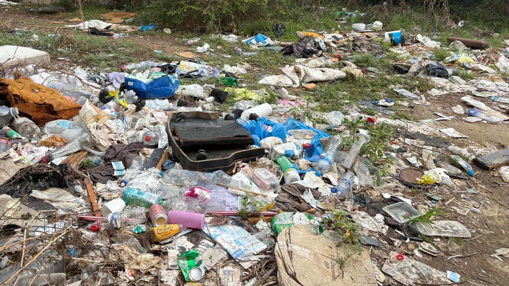 Indignación vecinal por la basura y el abandono de una calle de La Mina ...