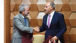 Los alcaldes de Barcelona, Jaume Collboni, y de Amman, Yousef Al Shawarbeh