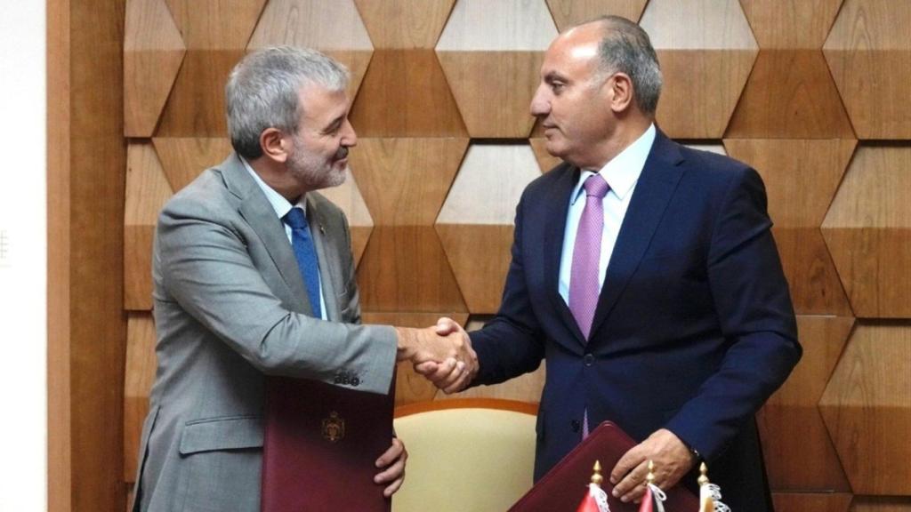 Los alcaldes de Barcelona, Jaume Collboni, y de Amman, Yousef Al Shawarbeh