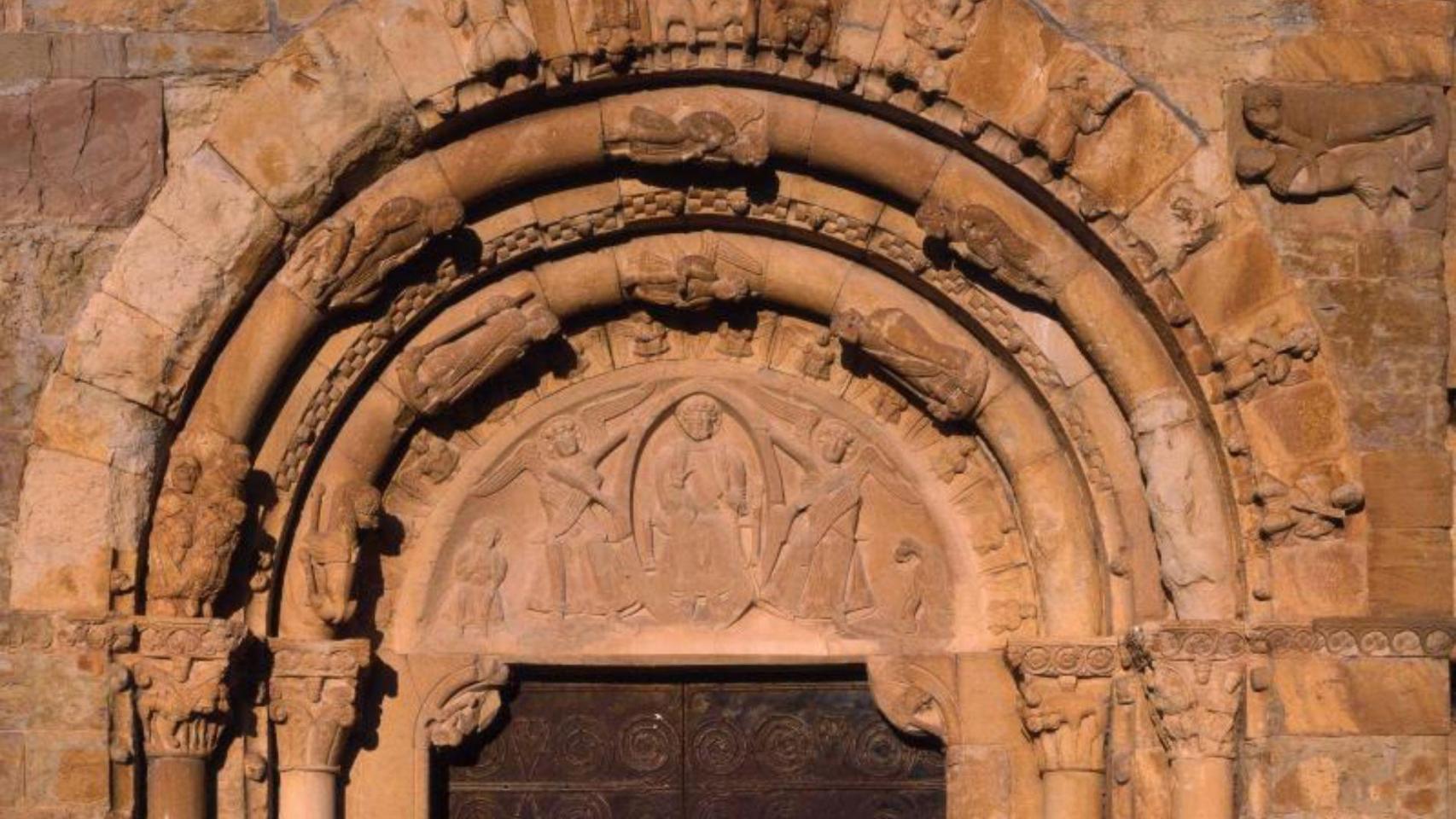 Es una de las portadas románicas más bonitas de Cataluña y pocos la conocen: datada del siglo XII y declarada monumento nacional