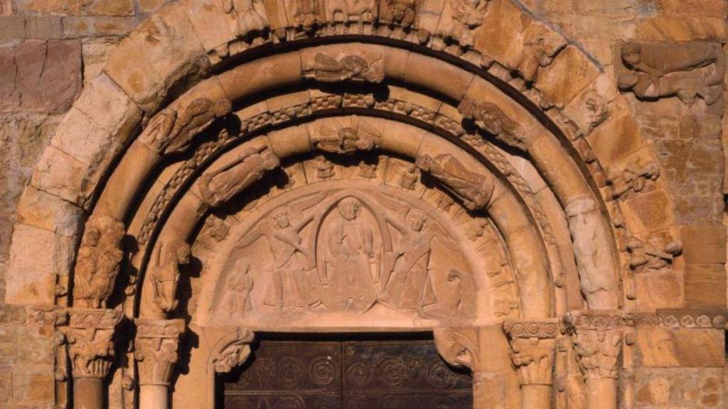 Es una de las portadas románicas más bonitas de Cataluña y pocos la conocen: datada del siglo XII y declarada monumento nacional
