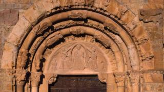 Es una de las portadas románicas más bonitas de Cataluña y pocos la conocen: datada del siglo XII y declarada monumento nacional