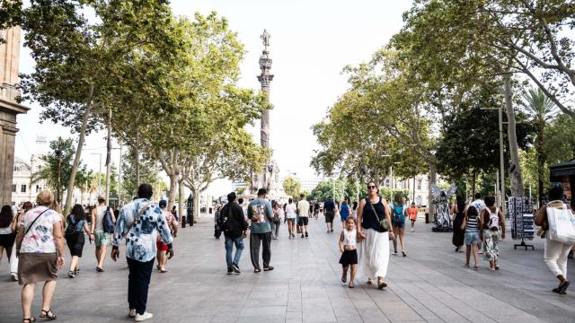Imagen de archivo de turistas paseando por Las Ramblas de Barcelona
