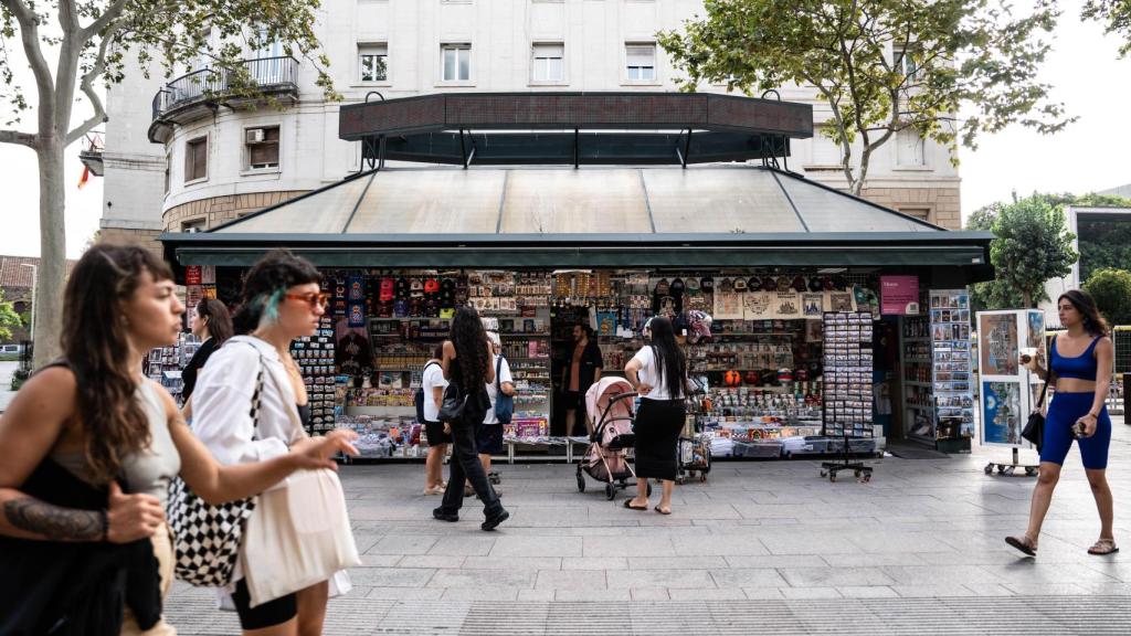 Imagen de archivo de turistas en un quiosco en Las Ramblas de Barcelona
