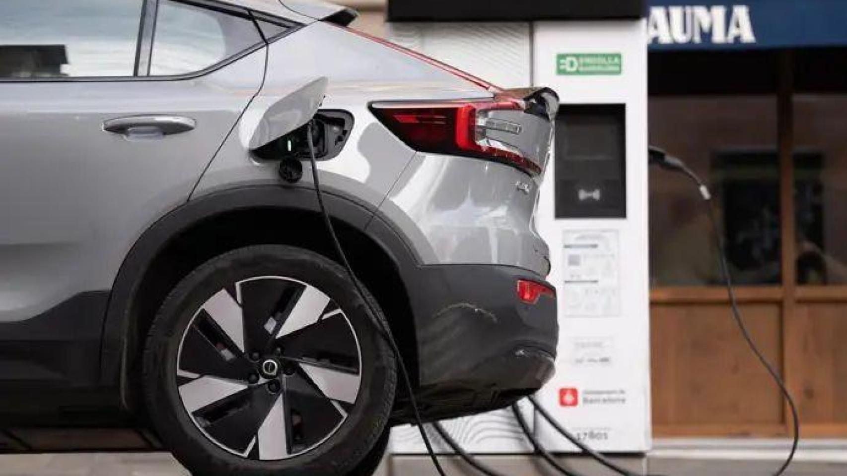 Un coche eléctrico cargándose en un punto de carga público en Barcelona