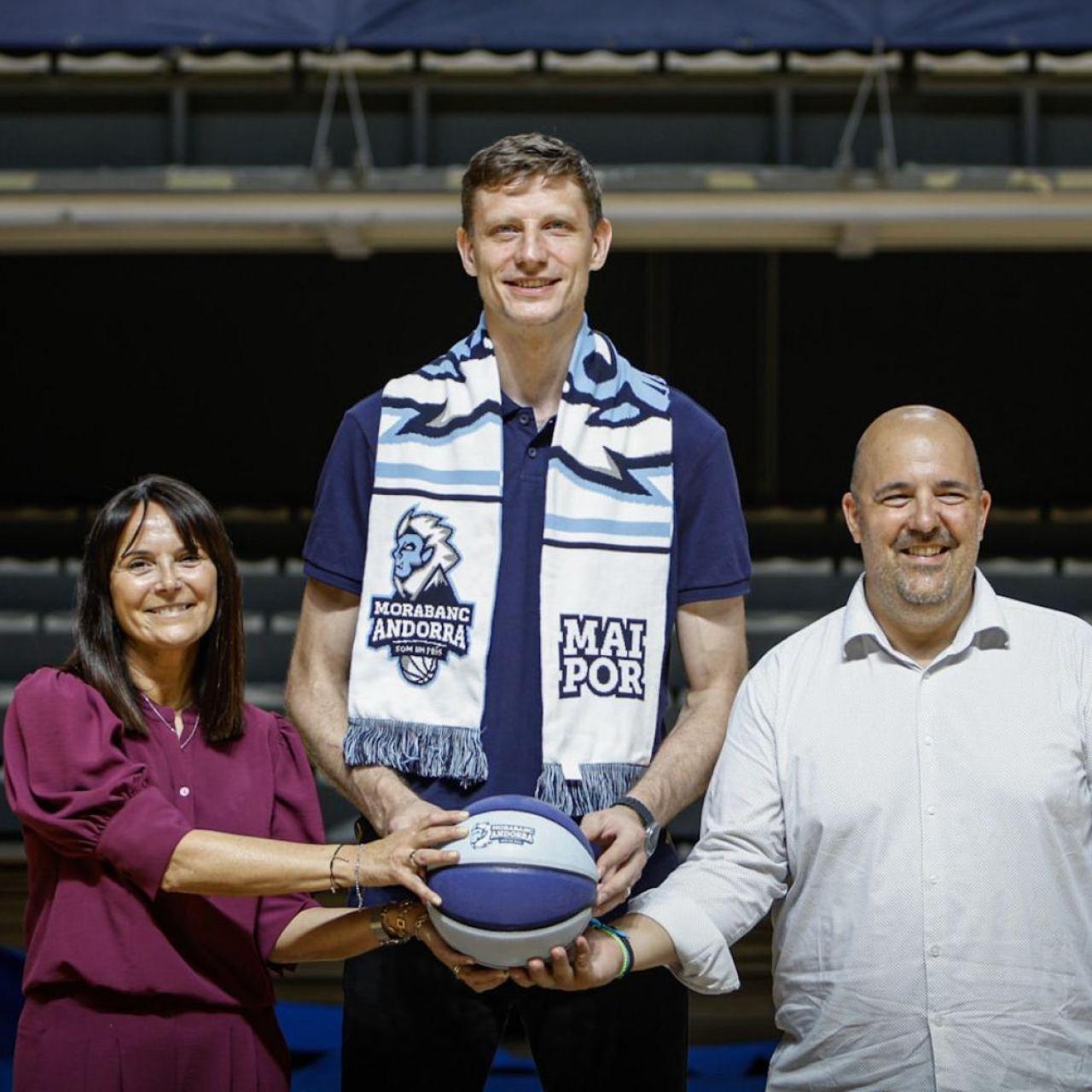 Artem Pustovyi posa como nuevo jugador del Morabanc Andorra