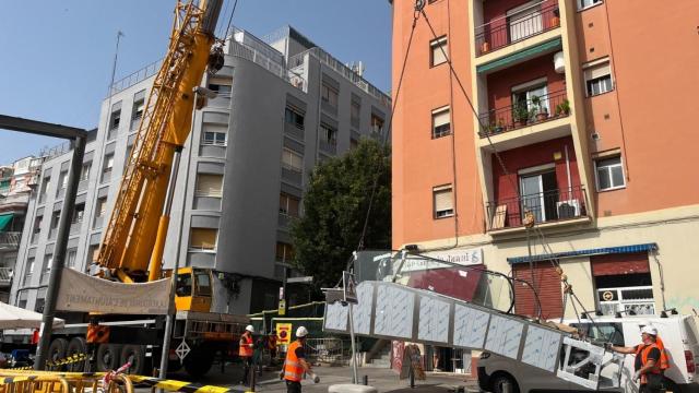 Instalación de las nuevas rampas en el barrio de Sant Crist de Badalona